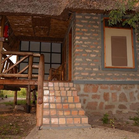 Irungu Forest Safari Lodge Katunguru Exteriör bild
