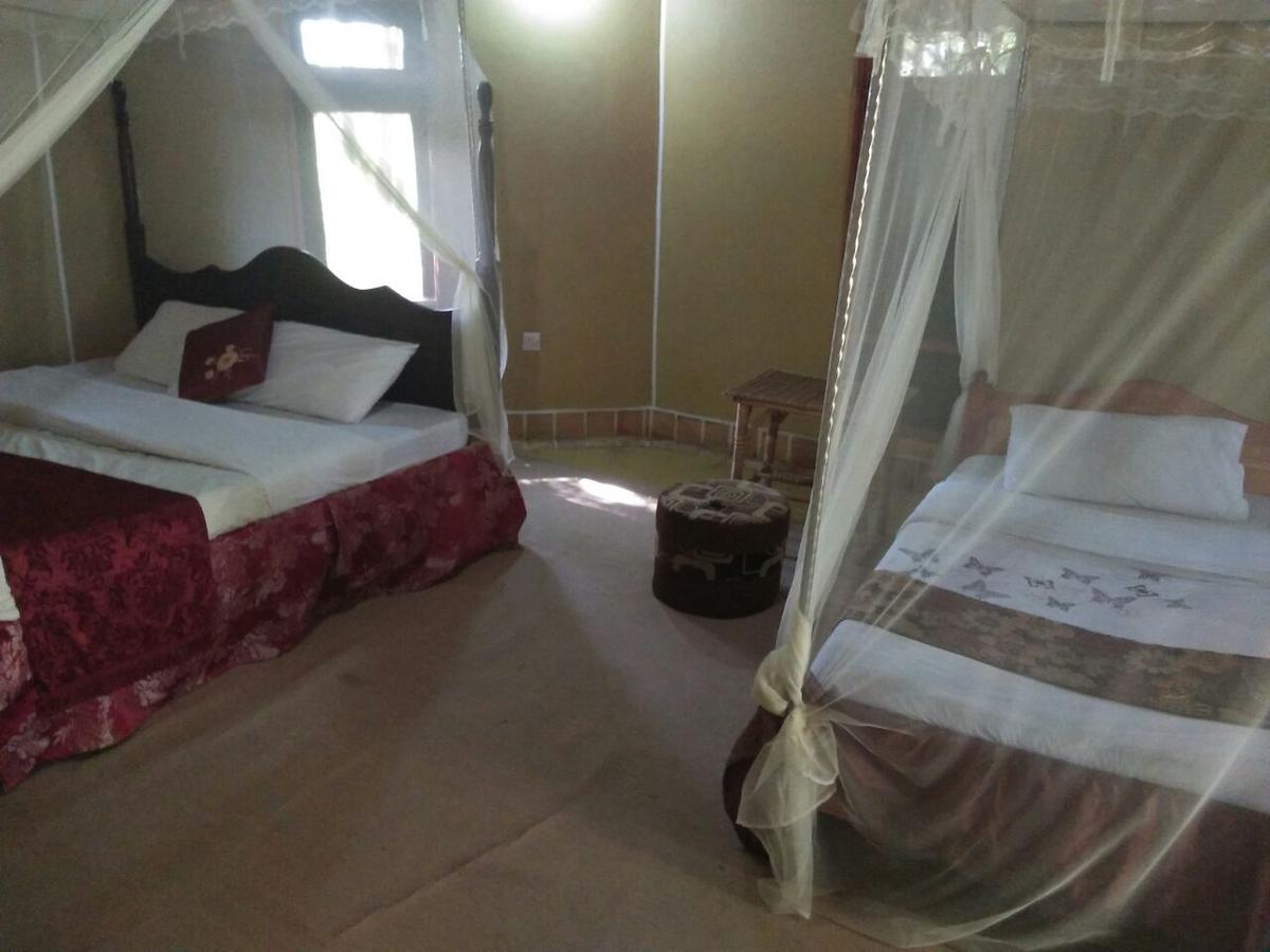 Irungu Forest Safari Lodge Katunguru Exteriör bild