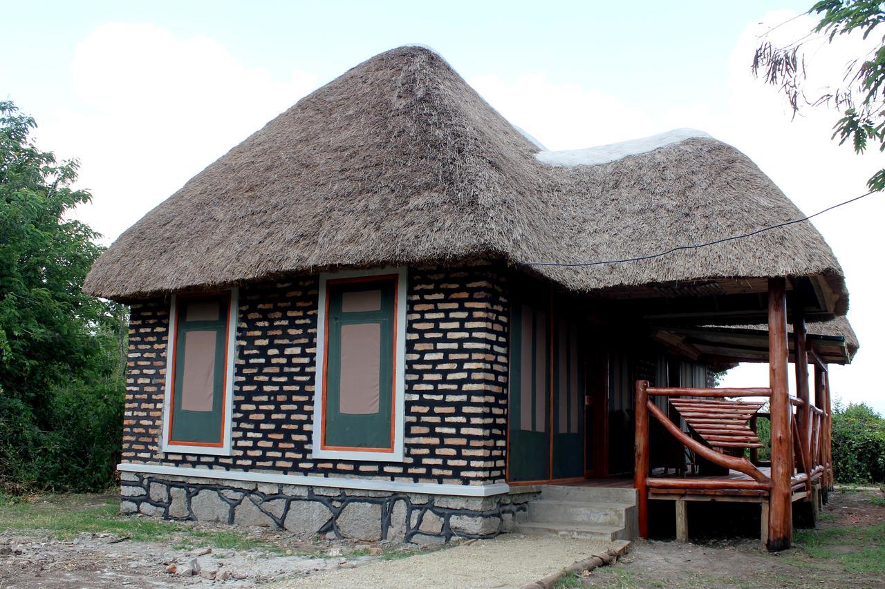 Irungu Forest Safari Lodge Katunguru Exteriör bild