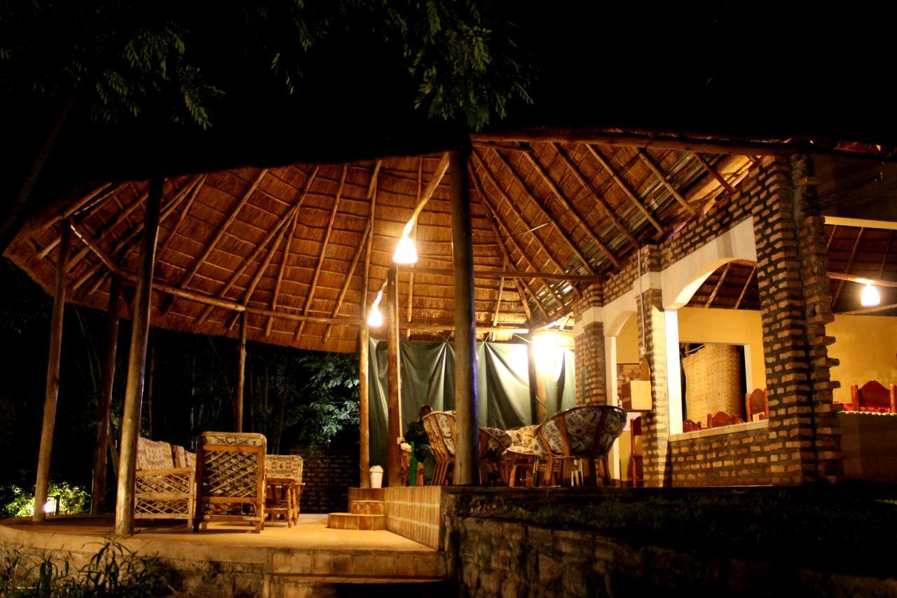Irungu Forest Safari Lodge Katunguru Exteriör bild