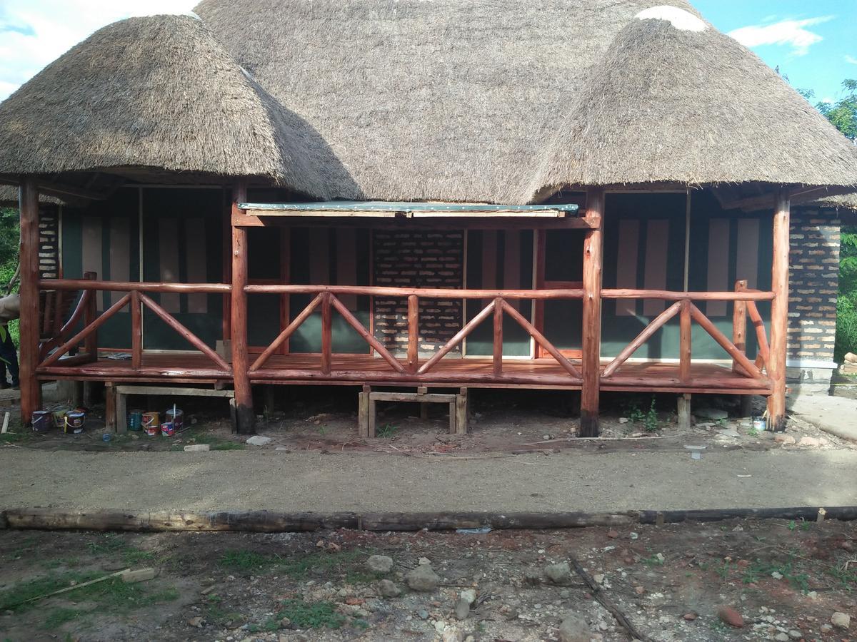 Irungu Forest Safari Lodge Katunguru Exteriör bild