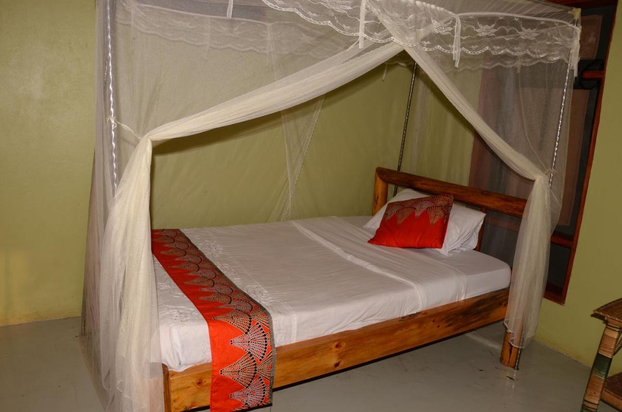 Irungu Forest Safari Lodge Katunguru Exteriör bild