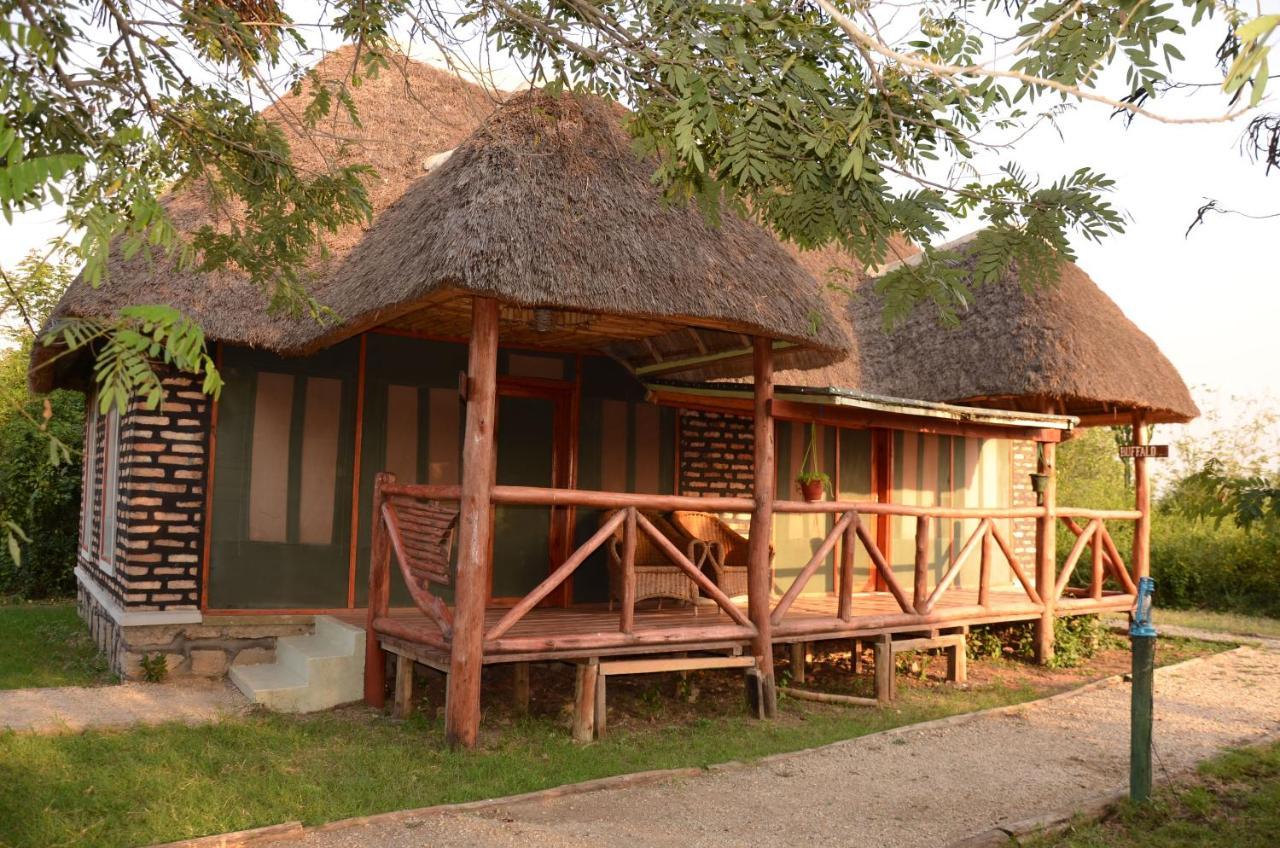 Irungu Forest Safari Lodge Katunguru Exteriör bild