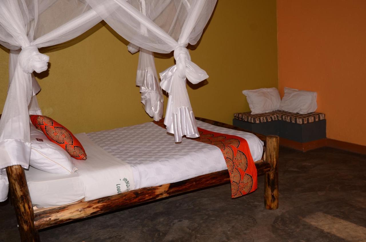 Irungu Forest Safari Lodge Katunguru Exteriör bild
