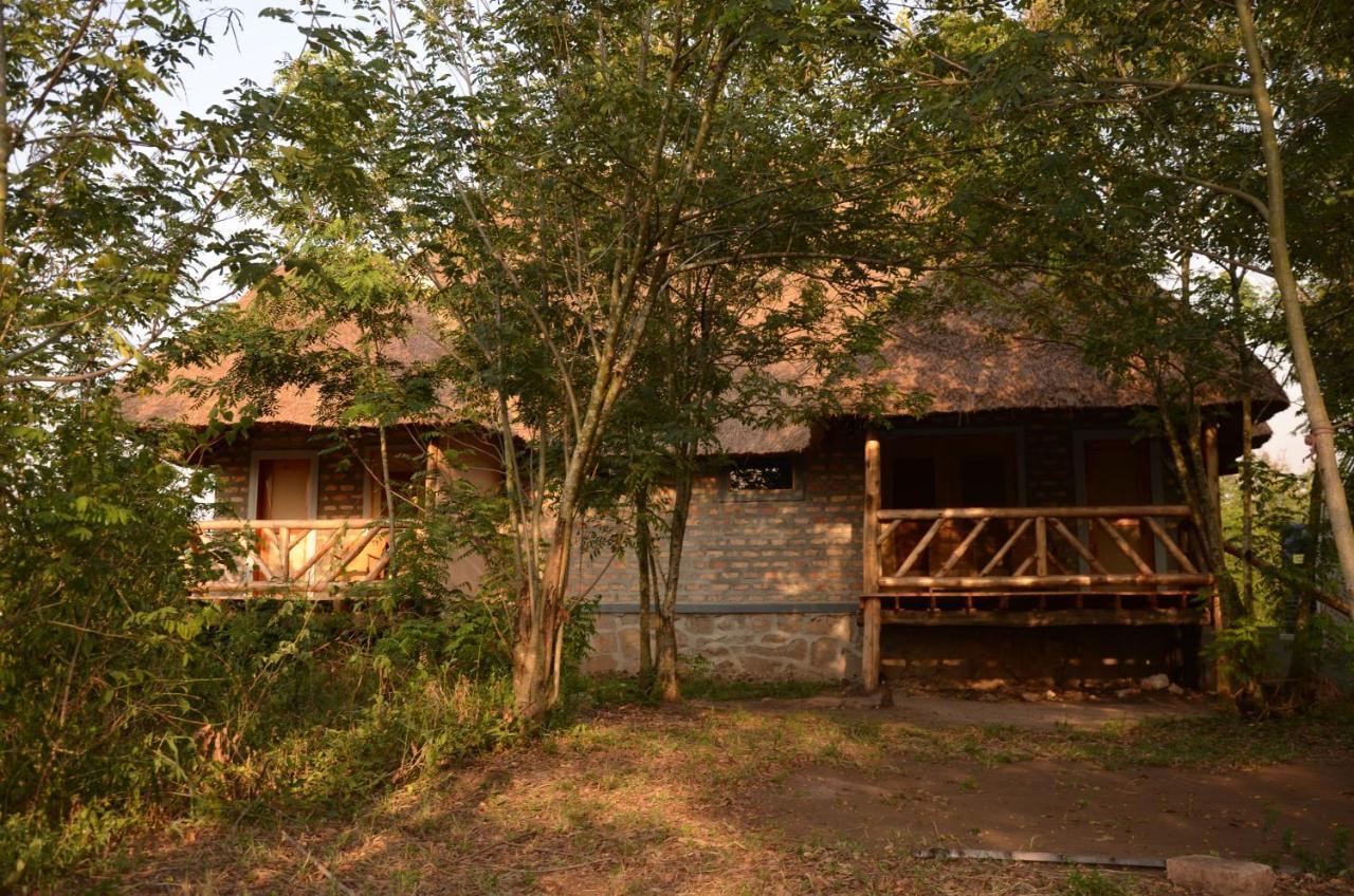 Irungu Forest Safari Lodge Katunguru Exteriör bild