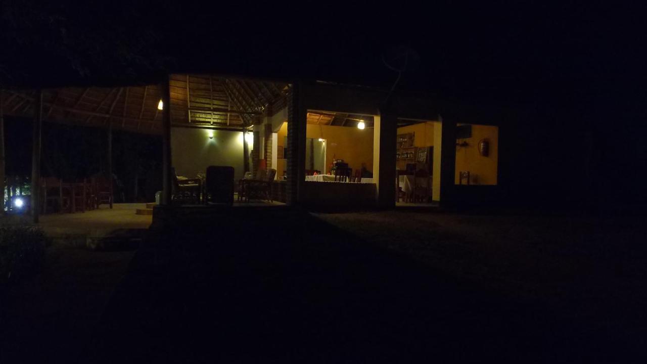 Irungu Forest Safari Lodge Katunguru Exteriör bild