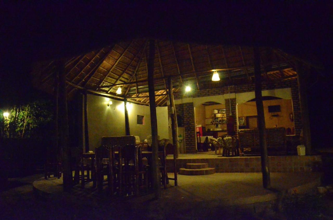 Irungu Forest Safari Lodge Katunguru Exteriör bild