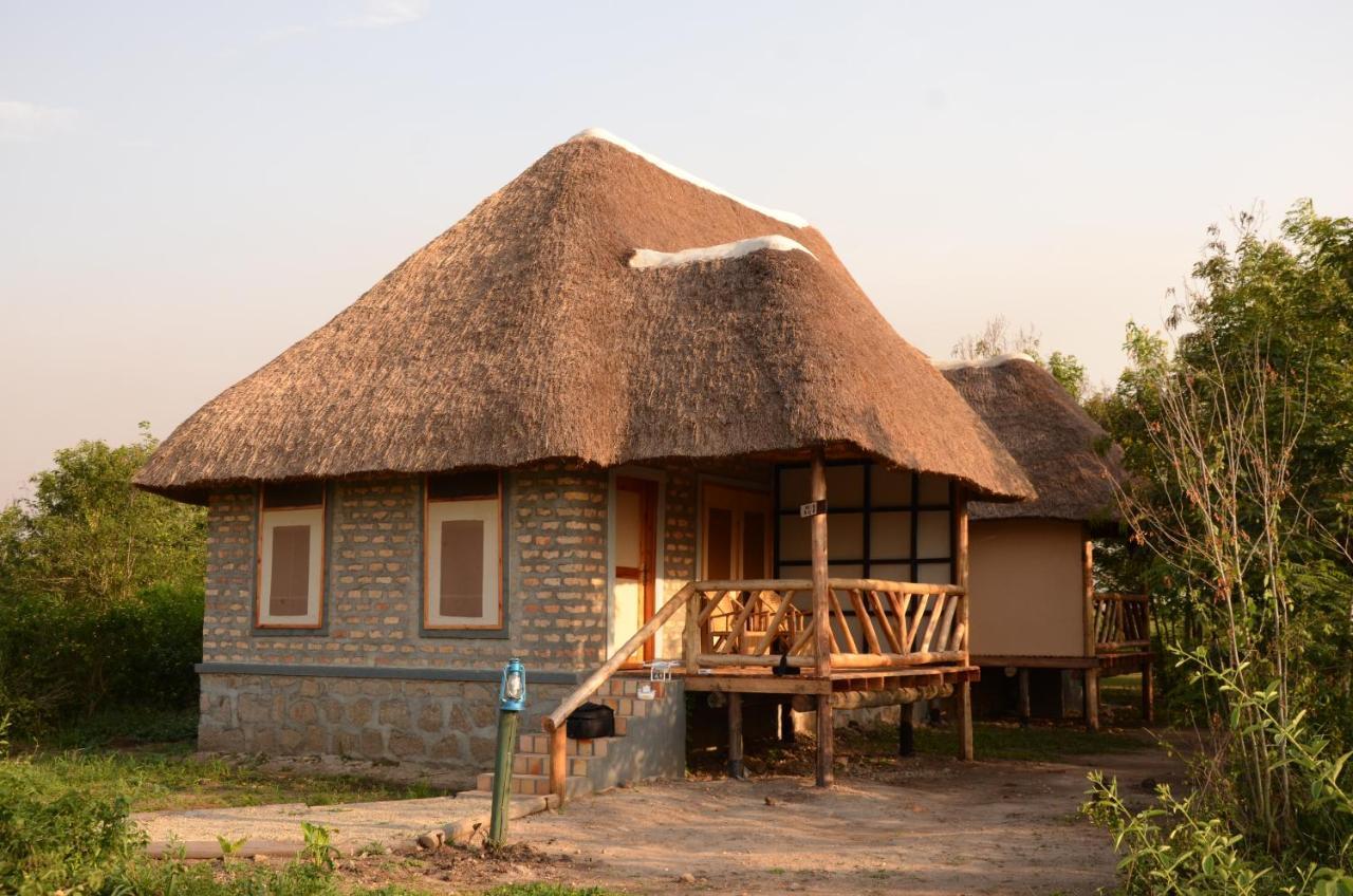 Irungu Forest Safari Lodge Katunguru Exteriör bild