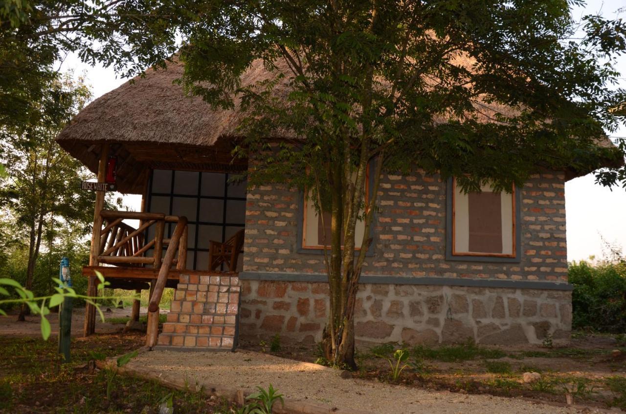 Irungu Forest Safari Lodge Katunguru Exteriör bild