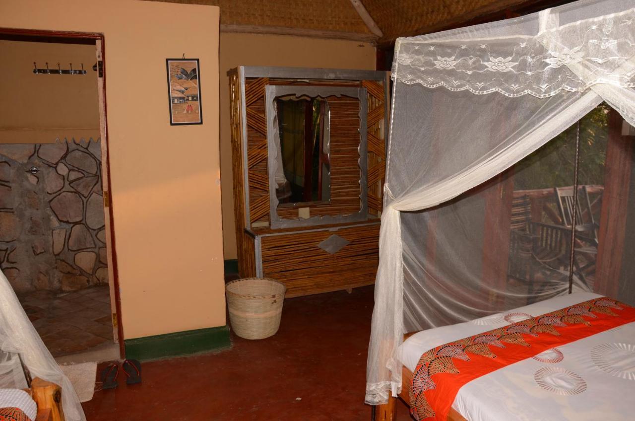 Irungu Forest Safari Lodge Katunguru Exteriör bild