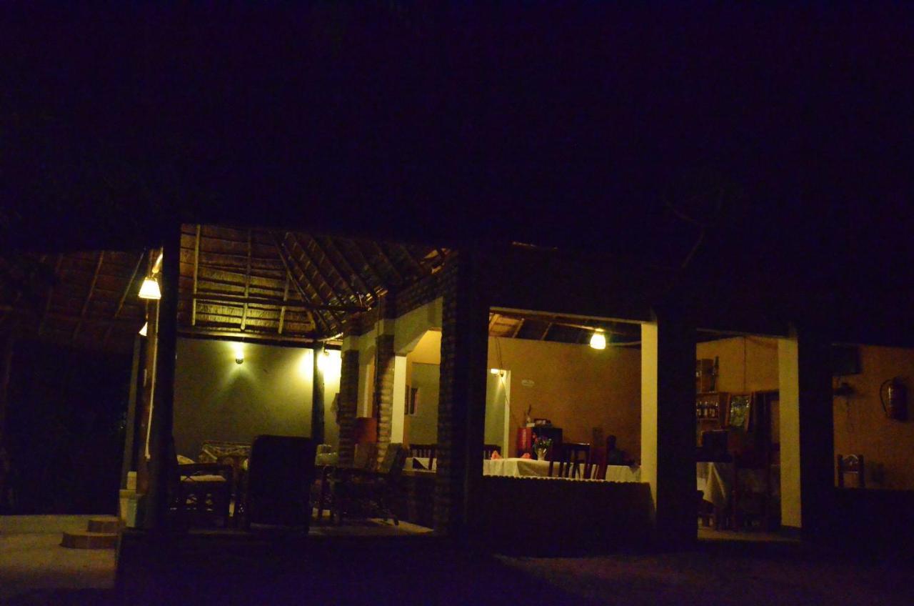 Irungu Forest Safari Lodge Katunguru Exteriör bild