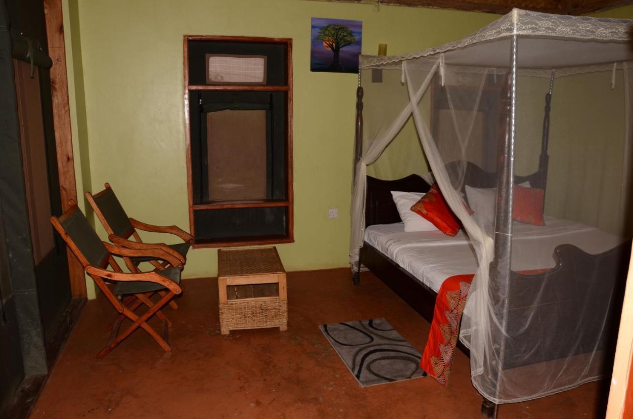 Irungu Forest Safari Lodge Katunguru Exteriör bild