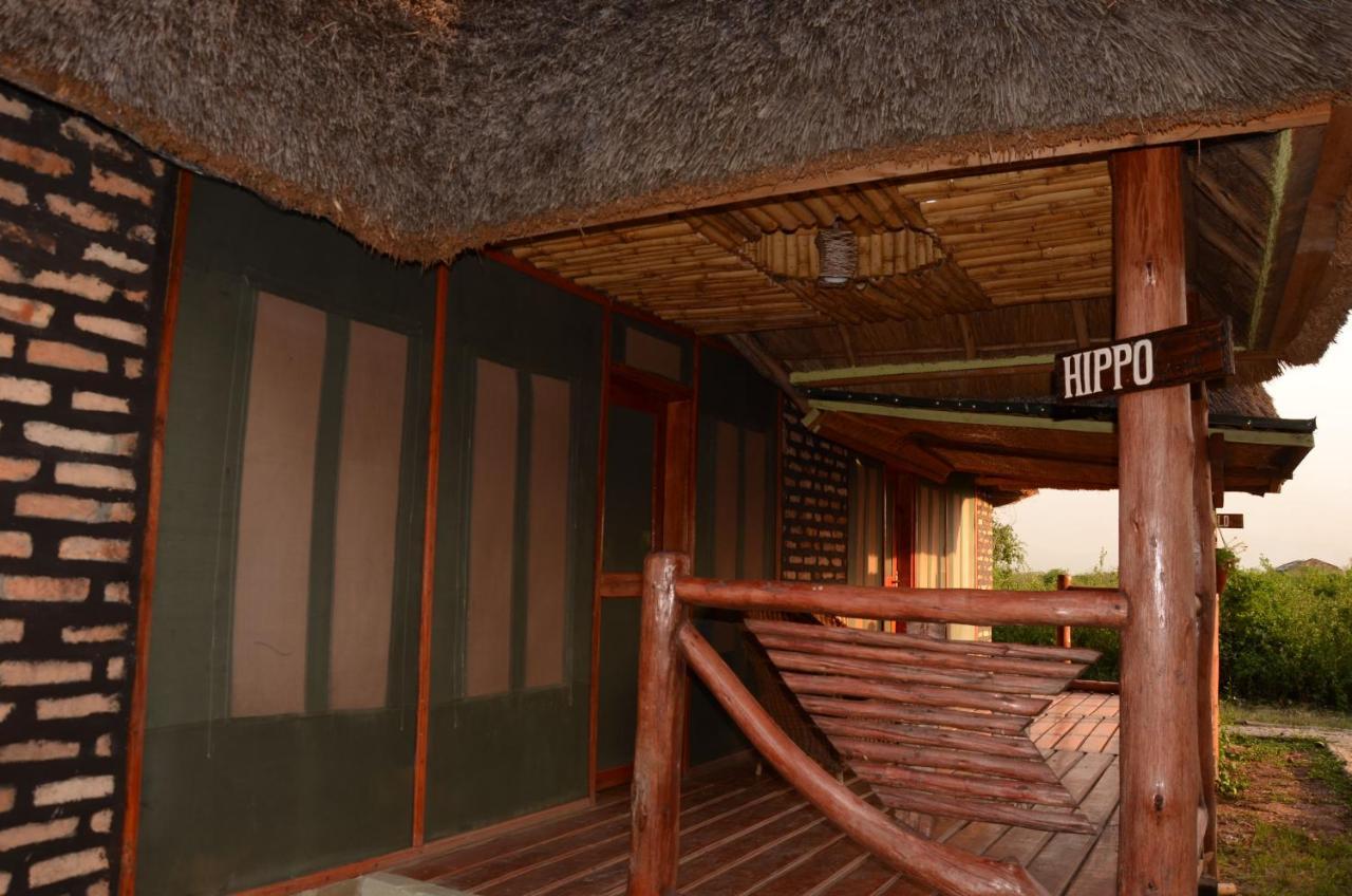 Irungu Forest Safari Lodge Katunguru Exteriör bild