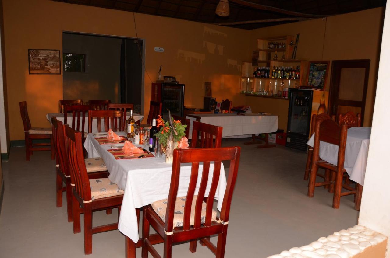 Irungu Forest Safari Lodge Katunguru Exteriör bild