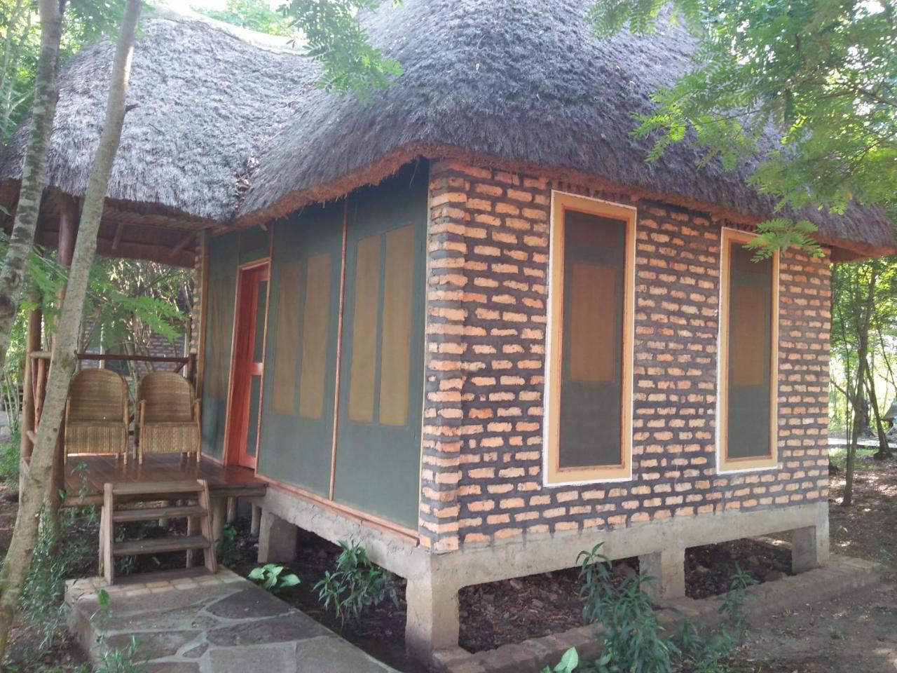 Irungu Forest Safari Lodge Katunguru Exteriör bild