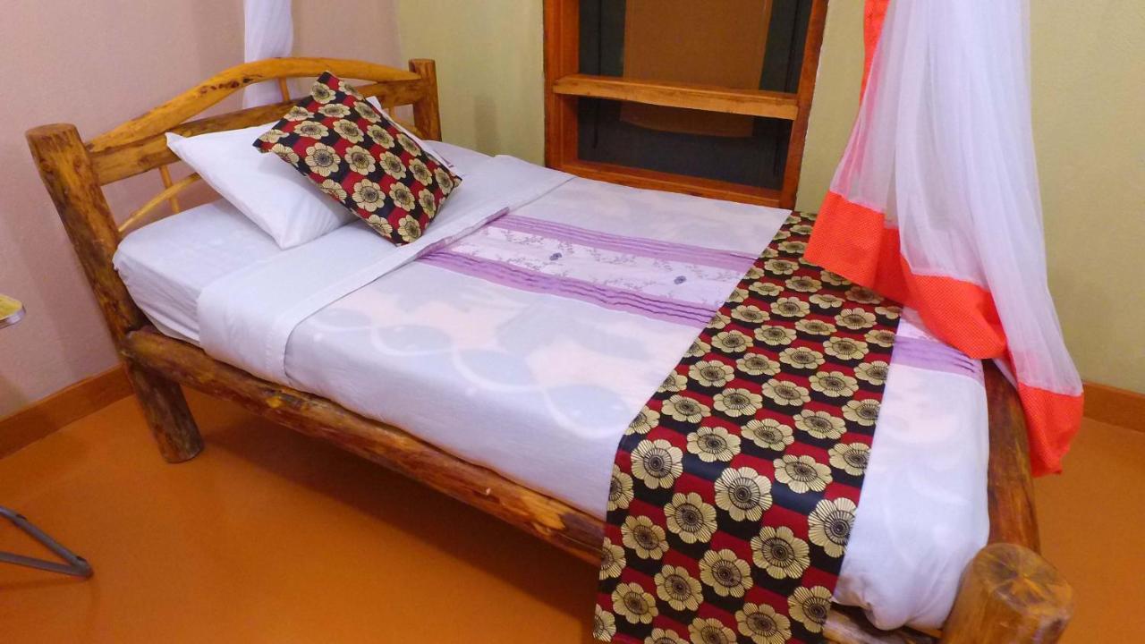 Irungu Forest Safari Lodge Katunguru Exteriör bild