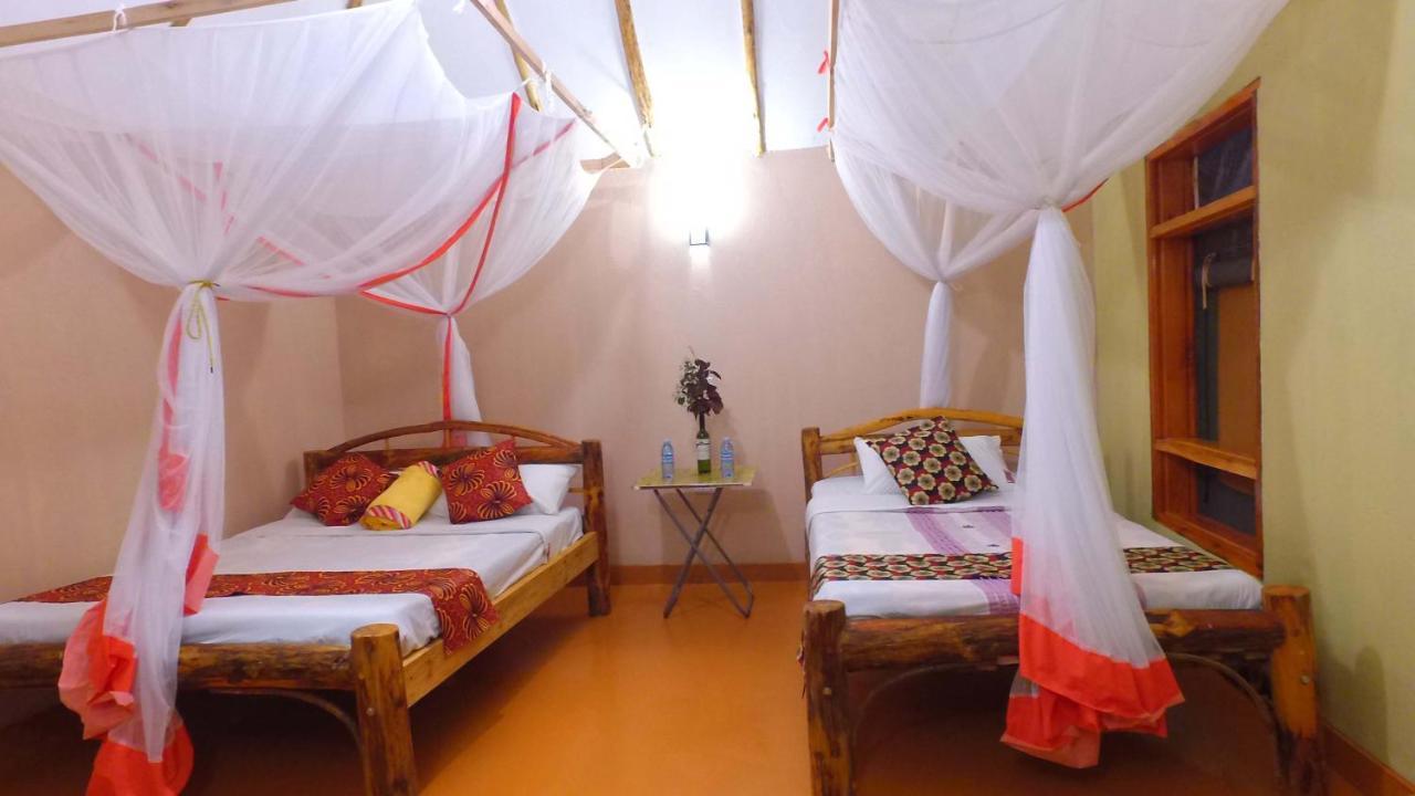 Irungu Forest Safari Lodge Katunguru Exteriör bild