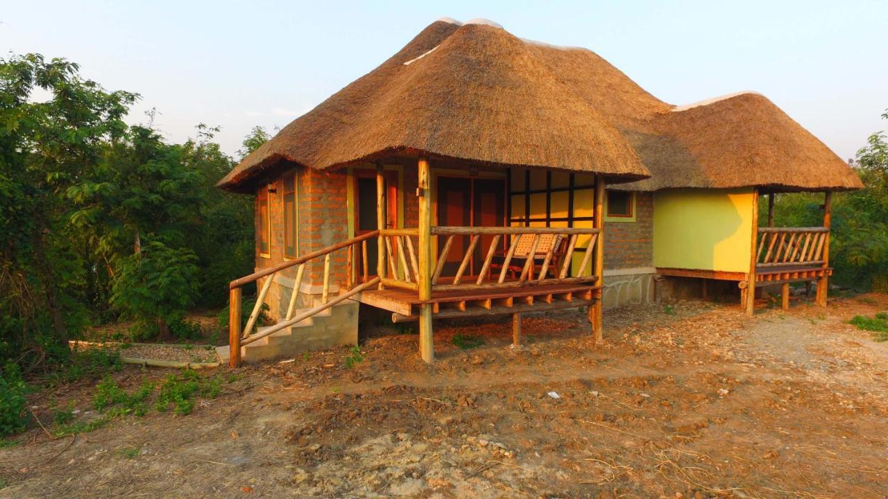 Irungu Forest Safari Lodge Katunguru Exteriör bild