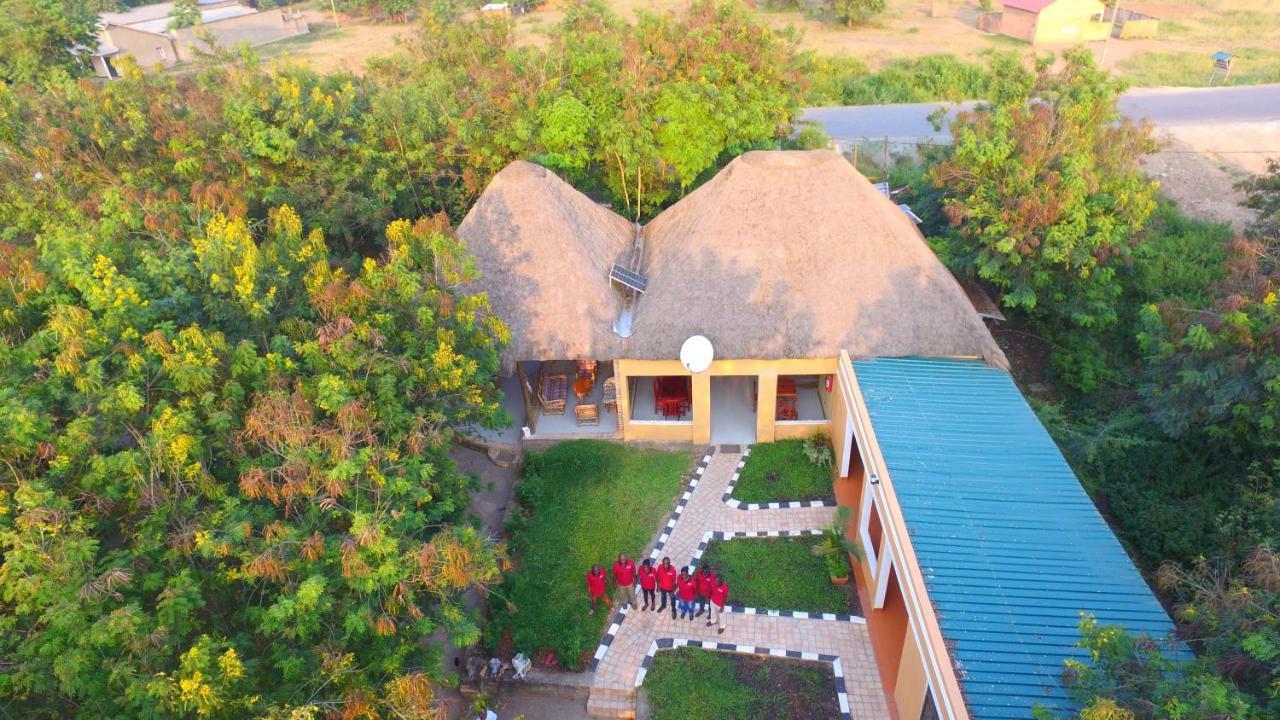 Irungu Forest Safari Lodge Katunguru Exteriör bild