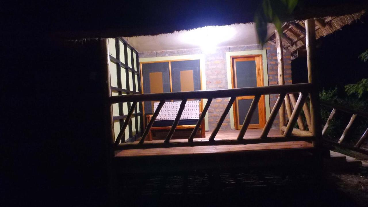 Irungu Forest Safari Lodge Katunguru Exteriör bild