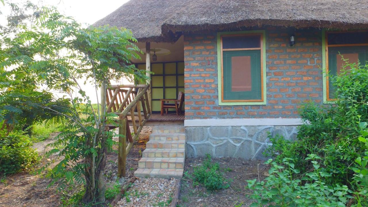 Irungu Forest Safari Lodge Katunguru Exteriör bild